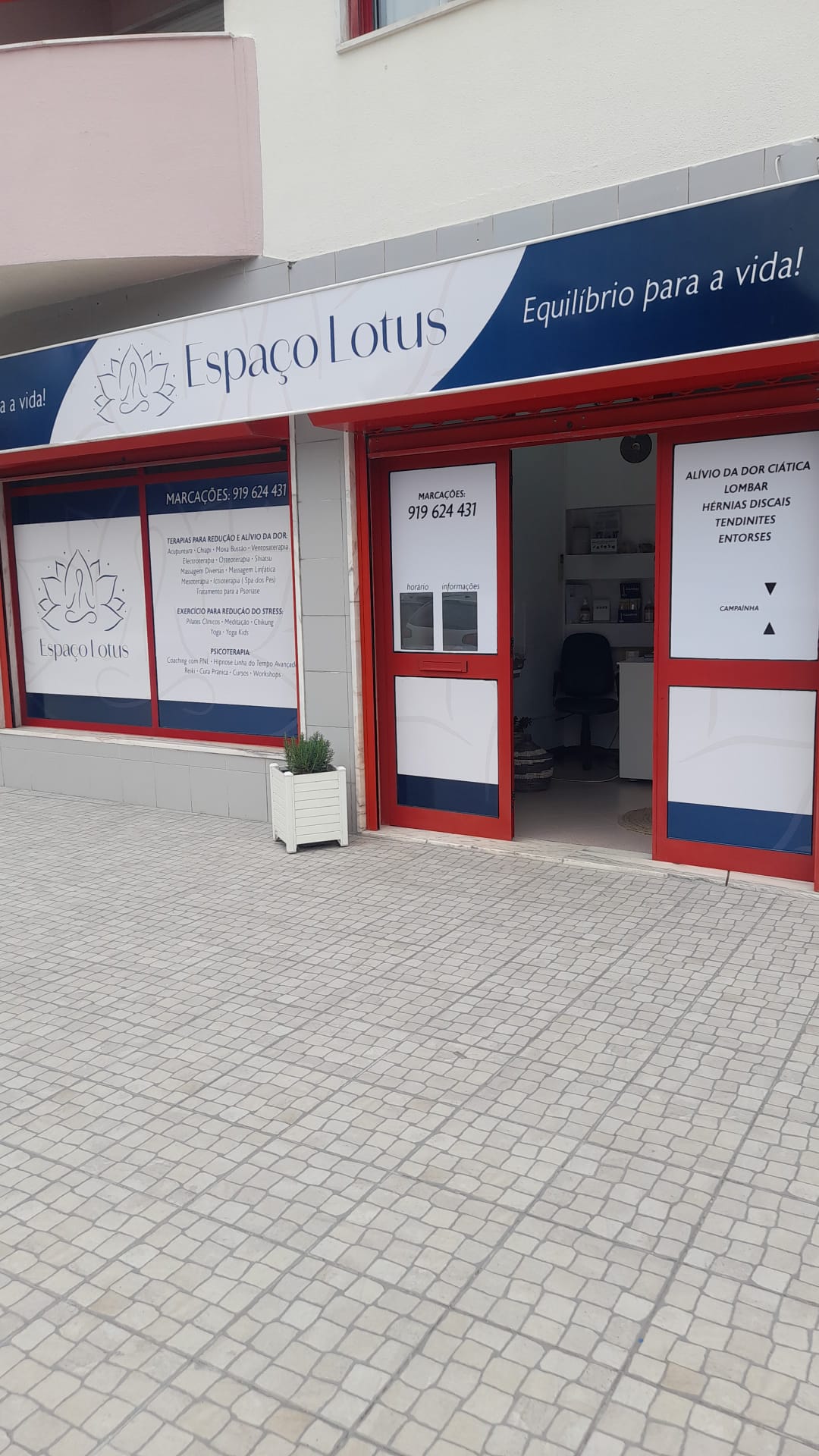 Fachada do Espaço Lotus na Rua António Sérgio, em Alverca do Ribatejo